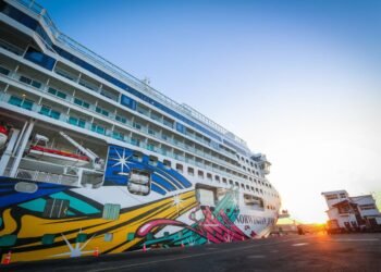 Crucero Norwegian Jewel llega al país con 2,000 turistas
