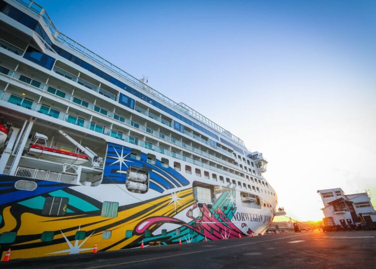 Crucero Norwegian Jewel llega al país con 2,000 turistas