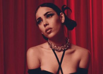 (VIDEO) Danna Paola sufre accidente en pleno concierto y queda colgando de un arnés