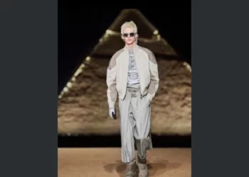 Dior desfila su colección masculina en las pirámides de Guiza, Egipto