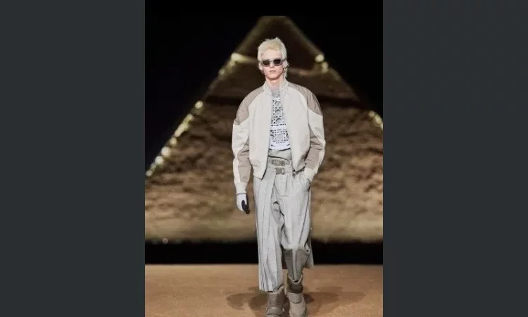 Dior desfila su colección masculina en las pirámides de Guiza, Egipto