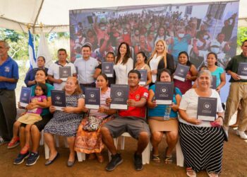 Ministerio de Vivienda entrega 394 escrituras de propiedad a familias de Comunidad Emanuel, Santa Ana