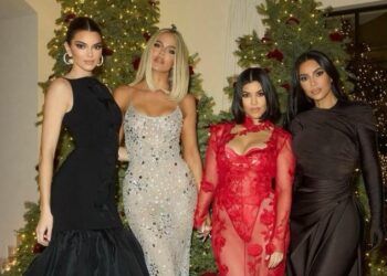 Así fue la lujosa y excéntrica cena de navidad de las hermanas Kardashian Jenner