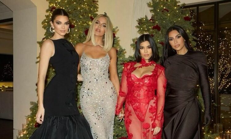 Así fue la lujosa y excéntrica cena de navidad de las hermanas Kardashian Jenner