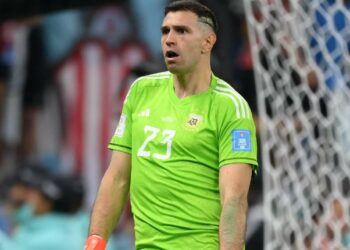 Dibu Martínez recibe fuertes críticas de un campeón del mundo