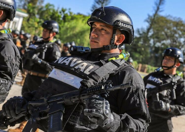 Gobierno emplea equipo con tecnología de punta para buscar y capturar a los pandilleros en Soyapango