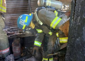 Incendio consume vivienda en Santa Ana
