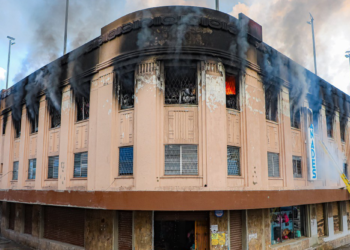 Bomberos controlan incendio en Centro Histórico de San Salvador
