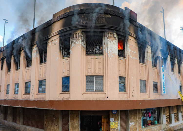 Bomberos controlan incendio en Centro Histórico de San Salvador