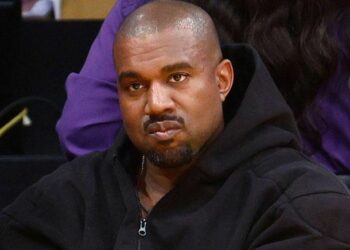 Elon Musk bloquea la cuenta de Kanye West en Twitter por violar normas contra la violencia tras sus comentarios antisemitas