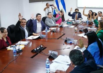 Comisión Ad Hoc emite dictamen favorable a la Ley Integral del Sistema de Pensiones que será discutida este martes