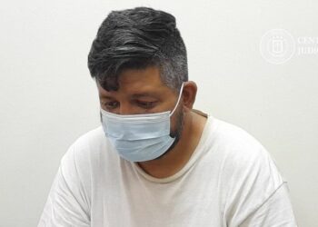 Hombre que disparó contra su mujer y un empleado, que mató a su perro, y atacó a la policía en Santa Ana, seguirá en prisión