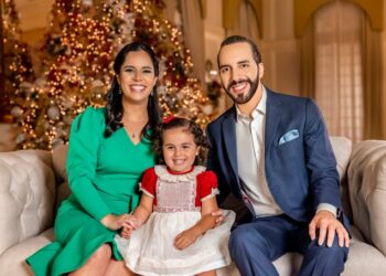 Casa Presidencial enciende el árbol navideño