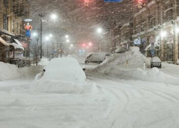 (VIDEO) La tormenta invernal sigue azotando a Estados Unidos: crece el número de víctimas y se espera más nieve en Nueva York