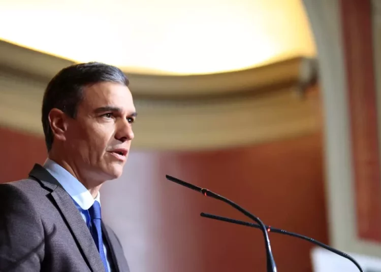 El presidente del Gobierno español, Pedro Sánchez también recibió un sobre con material pirotécnico