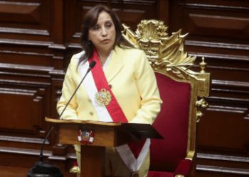 Dina Boluarte juró como nueva presidenta del Perú e hizo un llamado al diálogo