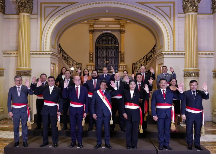 Ministros peruanos renuncian a sus cargos y califican de autogolpe la disolución del congreso, por Pedro Castillo