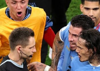 La FIFA retiró del Mundial Qatar 2022 a dos de los tres jueces que arbitraron a Uruguay durante la fase de grupos