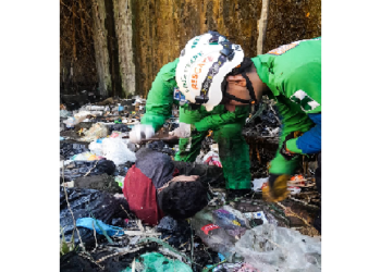 Autoridades rescatan a joven que cayó al fondo de la quebrada El Níspero, Mejicanos