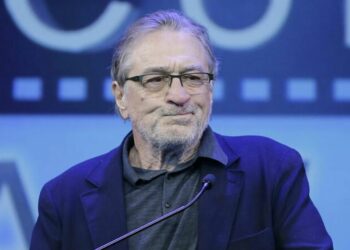 Detuvieron a una mujer que entró a la casa de Robert De Niro y le robó los regalos del arbolito de Navidad