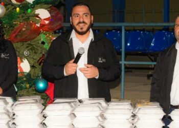 Personal de salud pública en turno recibe cena de fin de año de parte de autoridades