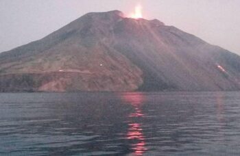 (VIDEOS) Entra en erupción el volcán Estrómboli en Italia