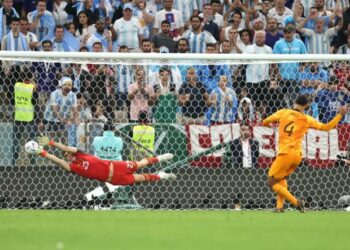 La confesión de Van Dijk después que Dibu Martínez le atajó el penal en la definición entre Argentina y Países Bajos en el Mundial