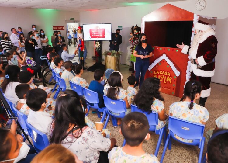 Gabriela de Bukele comparte alegría de Navidad con niños del Hospital Benjamín Bloom