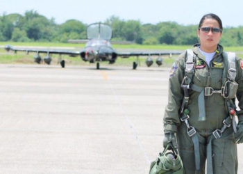 Fallece la primera mujer piloto de ataque salvadoreña, en África Occidental