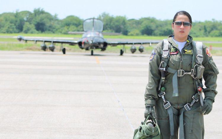 Fallece la primera mujer piloto de ataque salvadoreña, en África Occidental