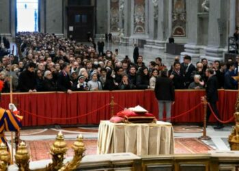 En las primeras horas de capilla ardiente, 65.000 personas asistieron al Vaticano a despedirse de Benedicto XVI