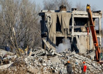 Termina la tregua rusa por la Navidad ortodoxa sin cese de combates en Ucrania