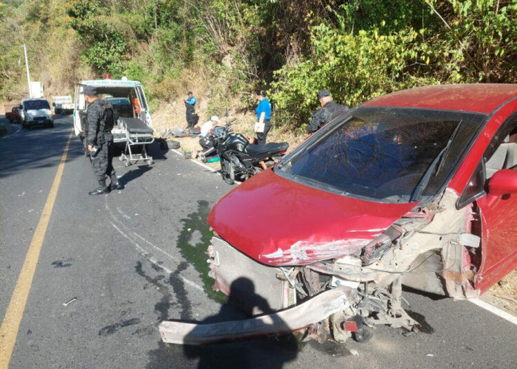 Motociclistas lesionados tras accidente en la calle a Panchimalco