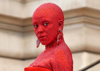 (VIDEO) La rapera Doja Cat sorprende en la Semana de la Moda en Paris apareciendo con 30 mil cristales en la piel
