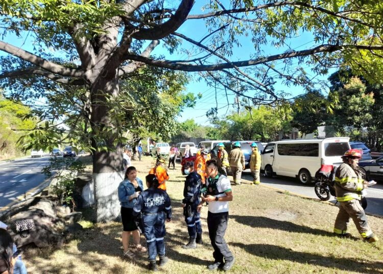 Un lesionado tras múltiple accidente en autopista Comalapa
