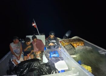 VIDEOS | Autoridades rescatan a 3 personas que estaban varadas en el mar