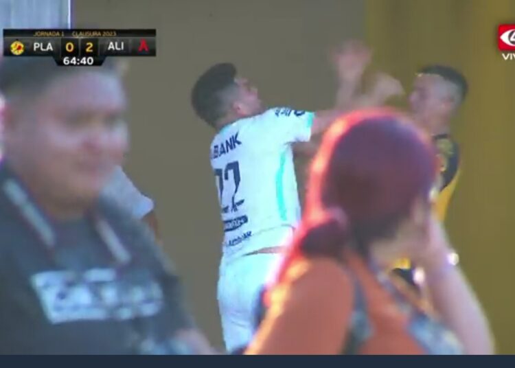 (VIDEO) Fito Zelaya del Alianza, y Ronald Padilla del Platense, se van a los puños tras ser expulsados