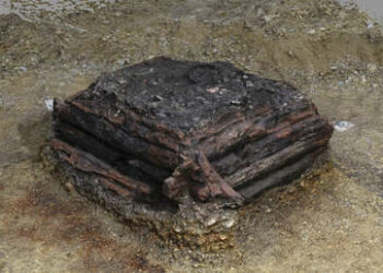 Descubren un pozo de los deseos de 3.000 años de antigüedad con más de 100 objetos adentro