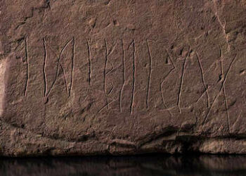 Descubren la piedra rúnica más antigua del mundo en Noruega