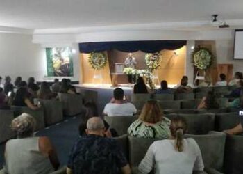 Finge su muerte para ver quién acudía al funeral