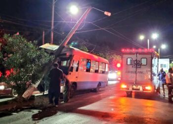 Microbús choca contra poste del tendido eléctrico