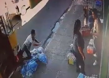 Captan momento exacto en el que autobús atropella a repartidor de agua