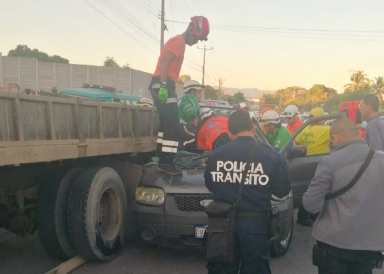 Coronel Sigifredo Ochoa Pérez y una mujer resultan lesionados tras impactar su auto contra un camión en Quezaltepeque