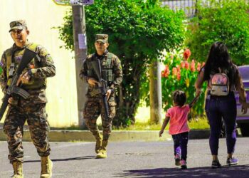 Salvadoreños respaldan la implementación de los cercos de seguridad