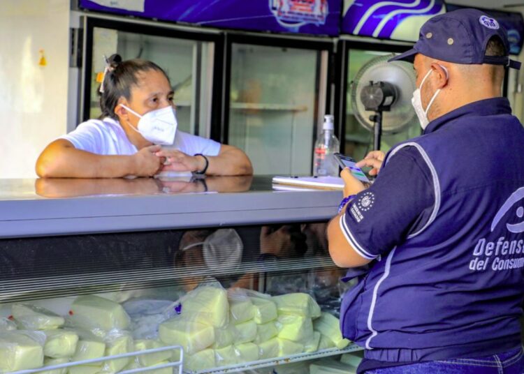 Defensoría advierte sanciones a comerciantes de lácteos que aumenten precios sin justificación