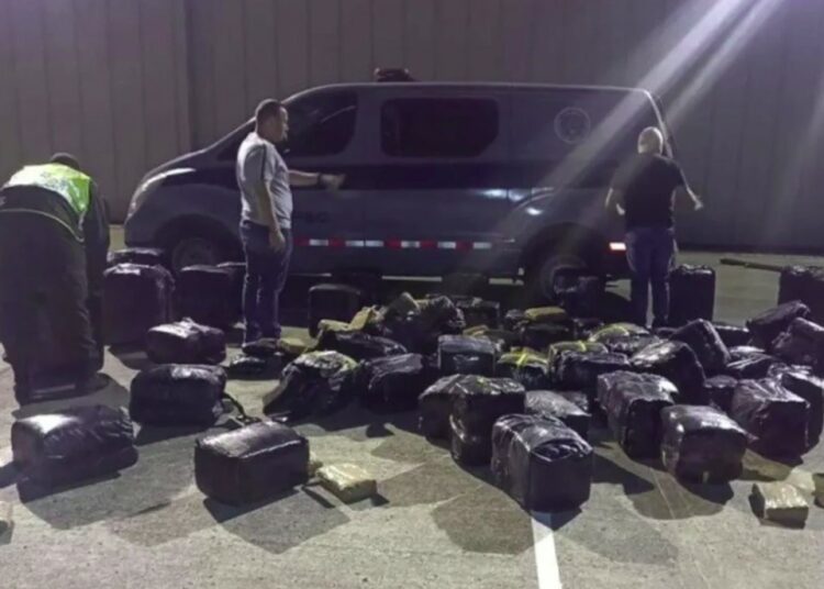 Incautan tonelada de marihuana en furgoneta con logotipos de autoridades colombianas