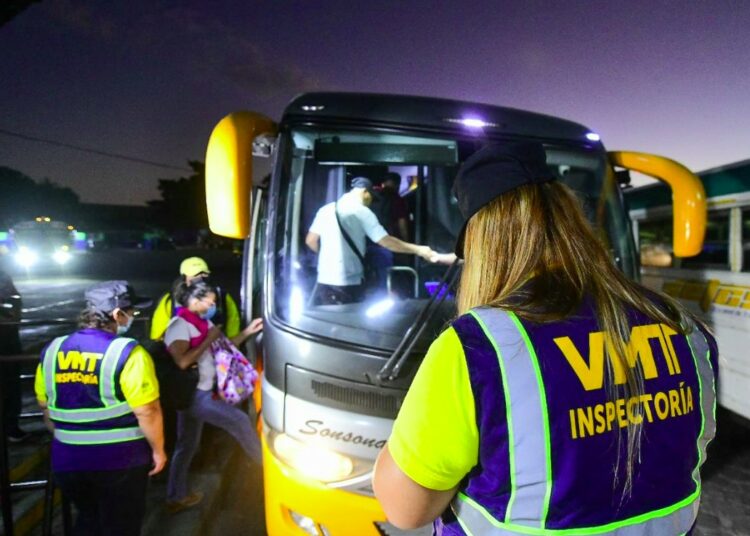 VMT efectúa control al transporte colectivo en la terminal de occidente de San Salvador