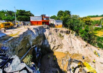 MOP inicia trabajos de mitigación en cárcava de condominios Atonal en Soyapango