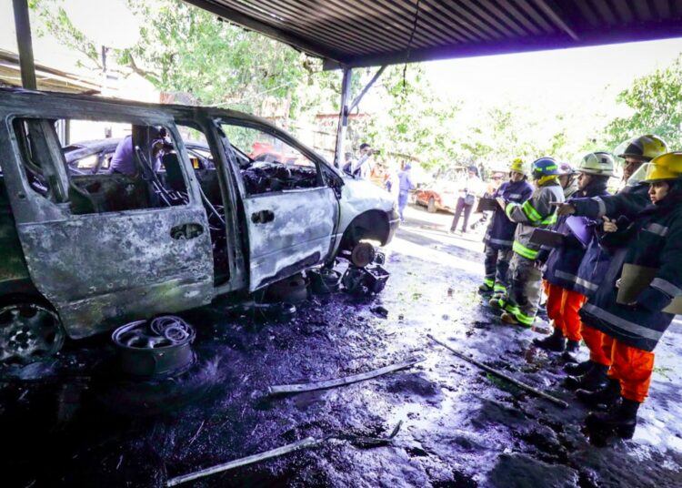 Bomberos extinguen incendio en taller automotriz de Brisas de San Francisco, San Salvador