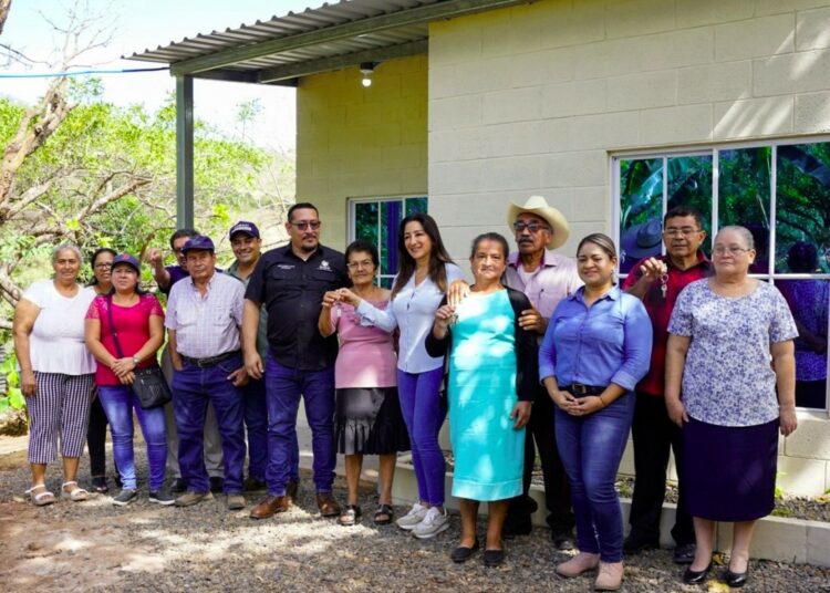 Entregan viviendas a 8 familias de veteranos y excombatientes en Chalatenango